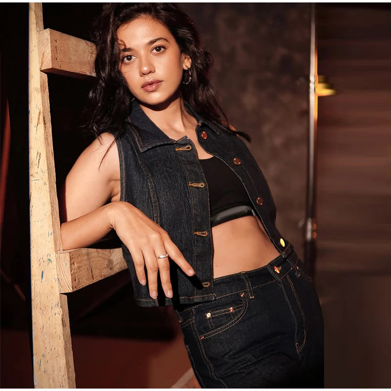 BC Vintage Sleeveless Lapel Denim Crop Top Matched With High Waist Denim Jeans