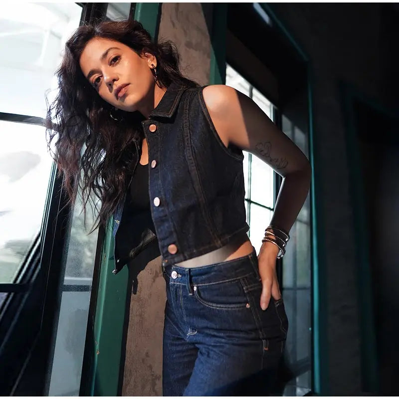 BC Vintage Sleeveless Lapel Denim Crop Top Matched With High Waist Denim Jeans